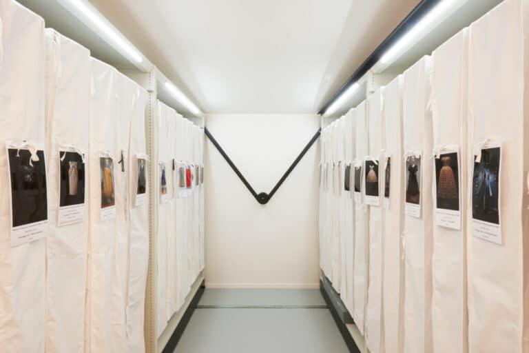 Vestidos de alta costura diseñados por Christian Dior, conservados en fundas creadas a medida para cada diseño. Todas las salas en Dior Héritage permanecen a una temperatura constante entre 18-20 grados. Foto: Adrien Dirand.