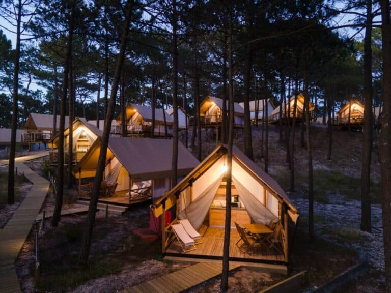 Cabañas del camping Ohai Nazaré. situadas entre la naturaleza de la Reserva Natural de Leiria, Portugal.