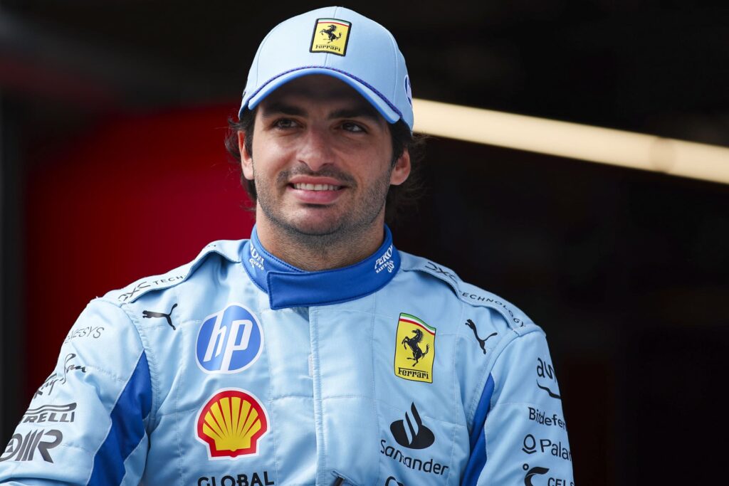 Carlos Sainz con mono azul de Ferrari en Miami