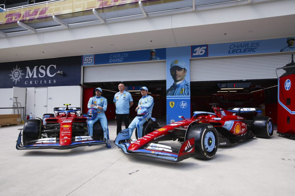 Coches de Ferrari de color azul en el GP de Miami