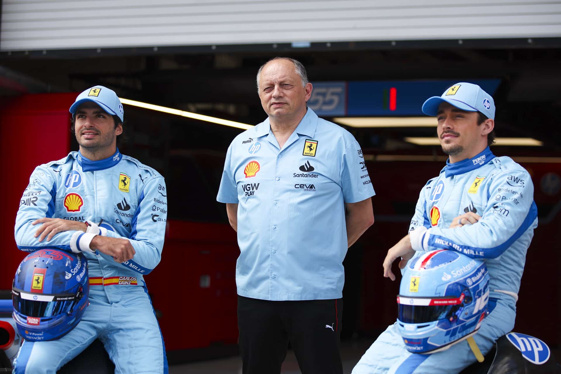 Carlos Sainz y Charles Leclerc de azul en el box de Ferrari en Miami