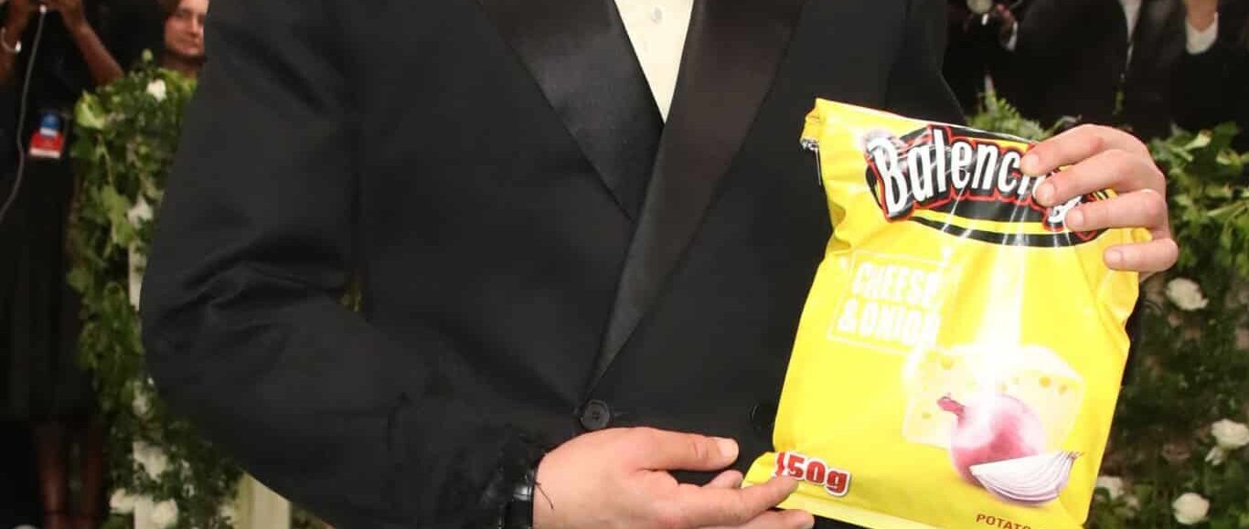 Michael Shannon en la Gala MET 2024 con bolso de Balenciaga
