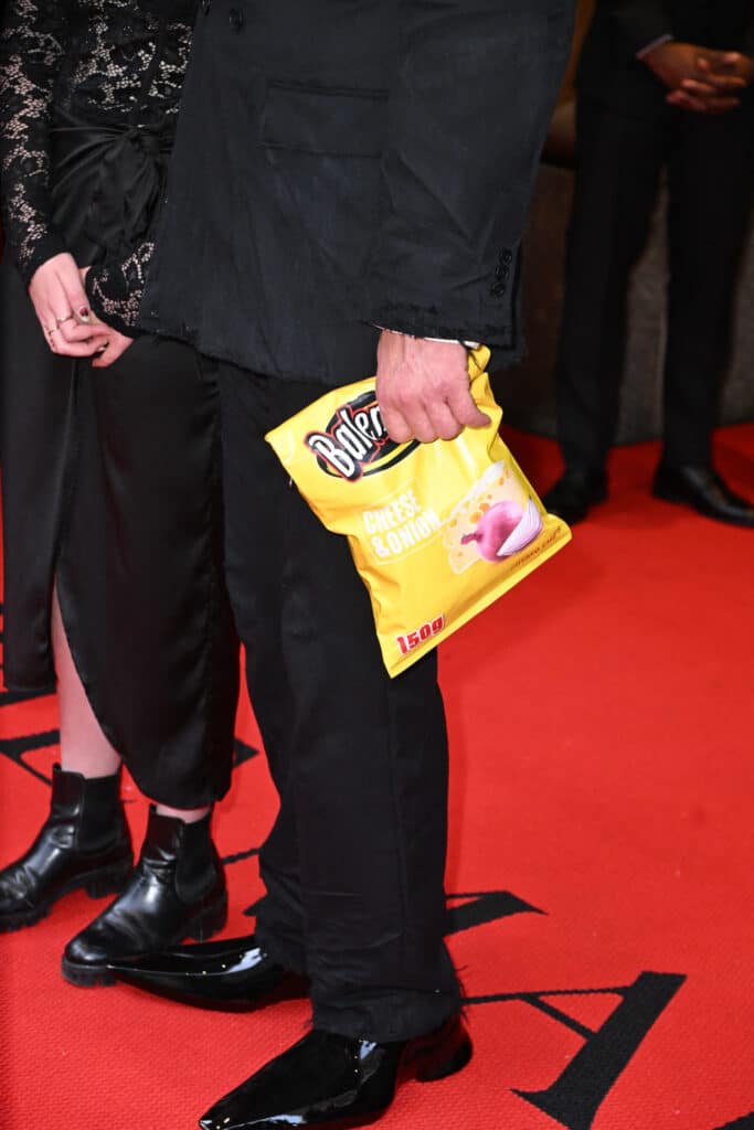 Michael Shannon con el bolso de bolsa de patatas de Balenciaga 