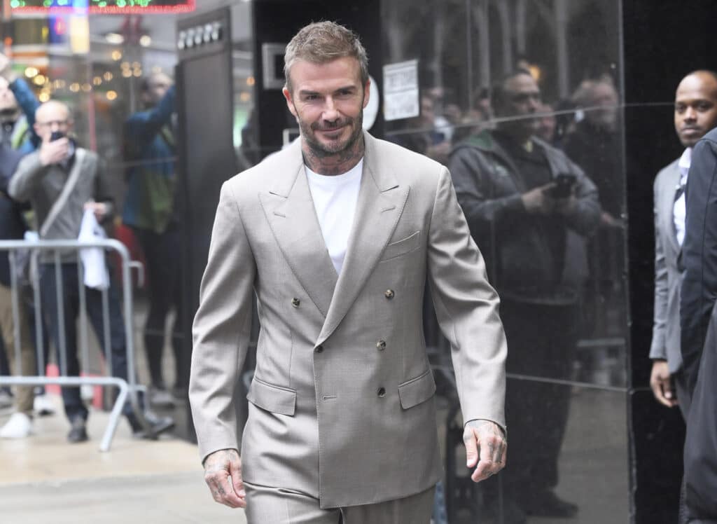 David Beckham con zapatillas de color blanco