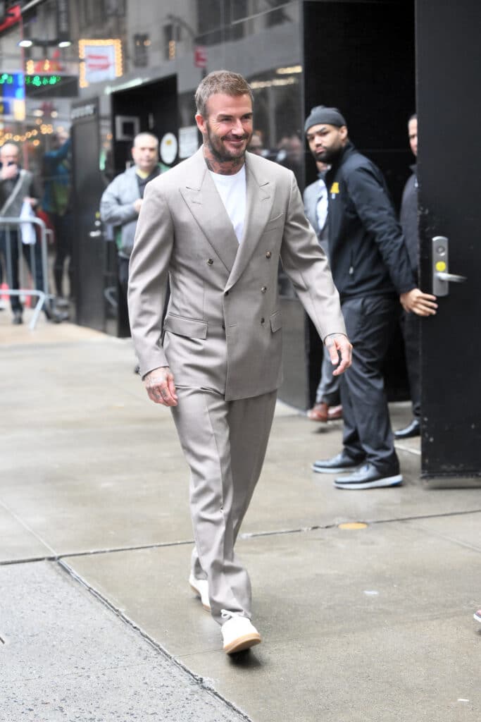 David Beckham con traje de chaqueta y zapatillas blancas