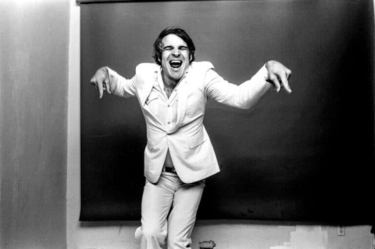 Steve Martin,fotografiado en Los A?ngeles en 1974, con el traje blanco que acompan?o? muchas de sus actuaciones.