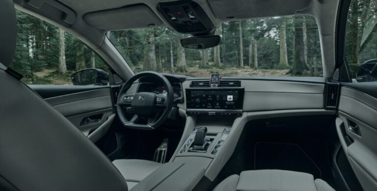 El interior cuenta con un elegante aspecto y con funcionalidades que facilitan la experiencia de conducción.