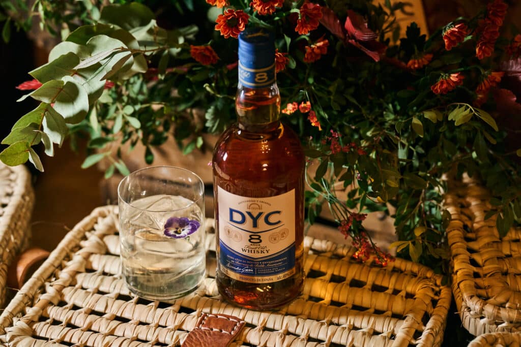 Botella de whisky DYC. 