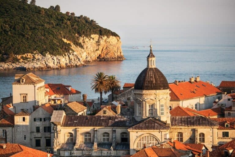 Vistas de la ciudad de Dubrovnik, conocida por su Ciudad Antigua, con edificios y murallas de piedra.