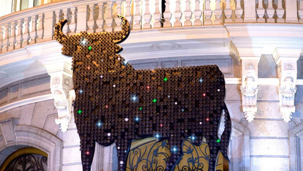 España en glitter mood: Swarovski 'cristaliza' el Toro de Osborne