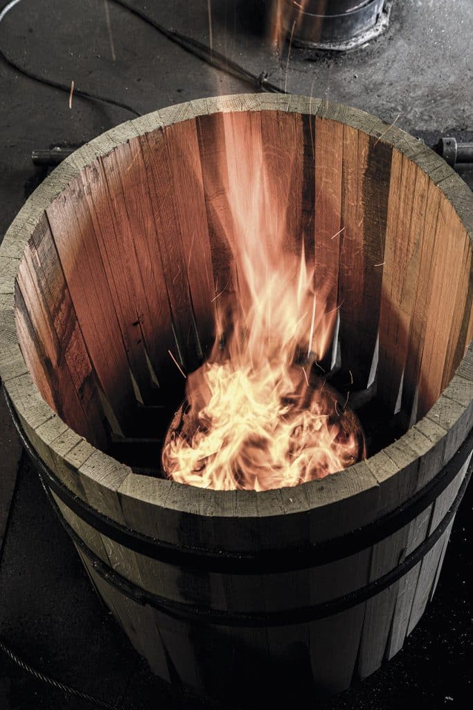 El tostado de la madera cumple dos funciones: permitir su doma para darle la forma curva y otorgarle las propiedades que luego matizarán el sabor y aroma del líquido que contengan.