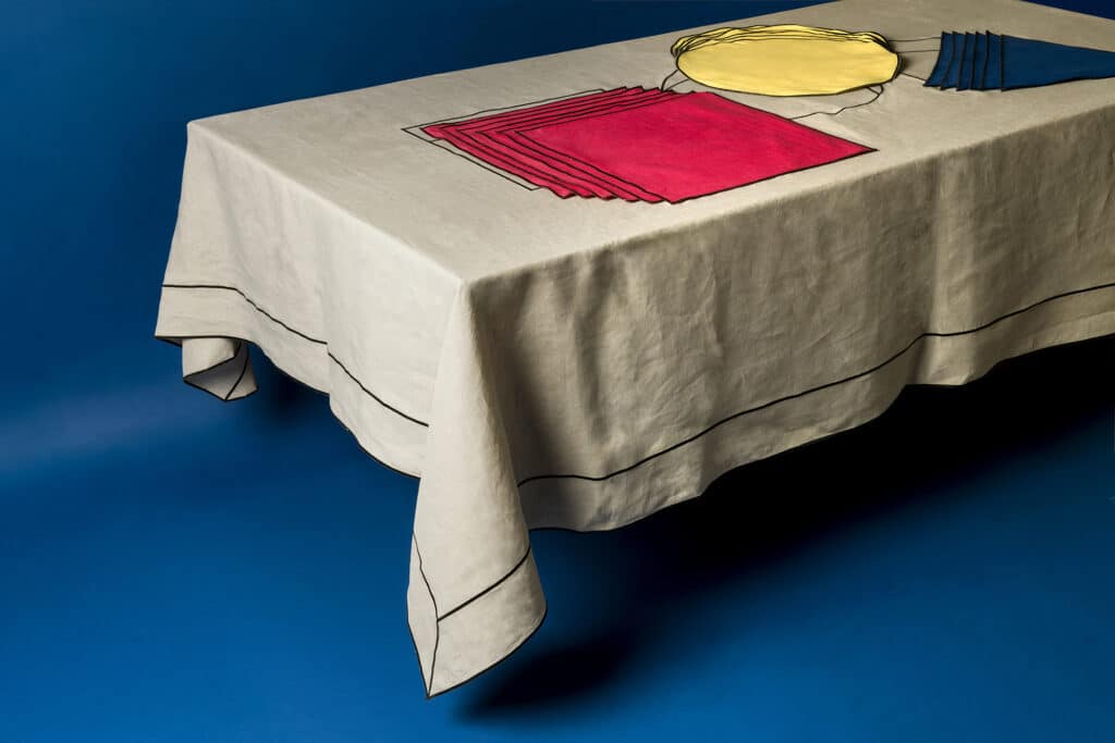 Mantel Punto y línea sobre tabla, creado por Guillermo Mora para los premios Catalina D'Anglade.
