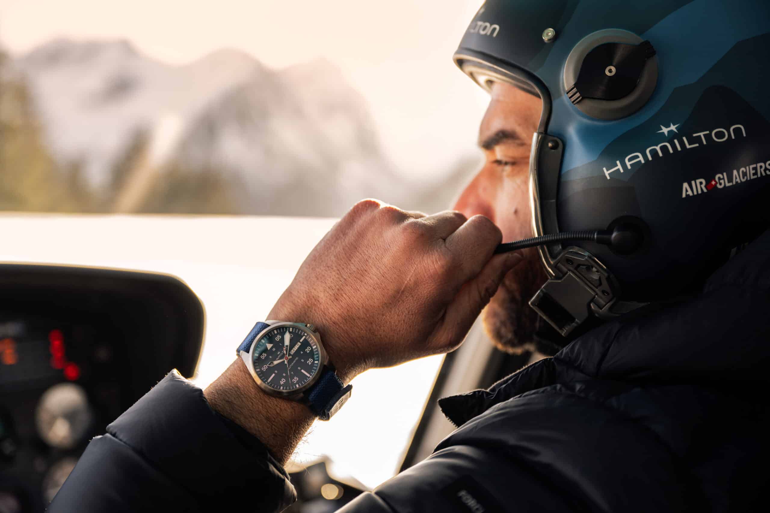 Lewis Hamilton luciendo el Khaki Aviation Pilot Air-Glacier.