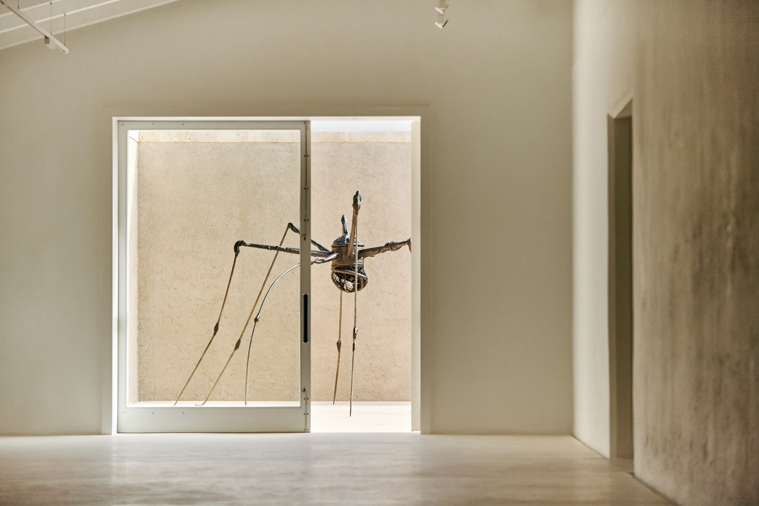 Araña gigante de Louise Bourgeois en la entrada del museo Hauser & Wirth.