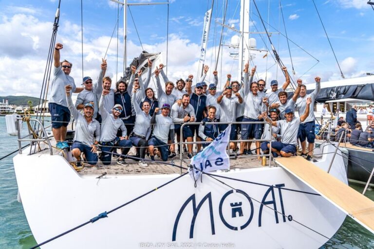 Equipo de la embarcación Moat, ganador del Trofeo Perpetuo, tras establecer un récord de travesi?a desde Mallorca a Ibiza.