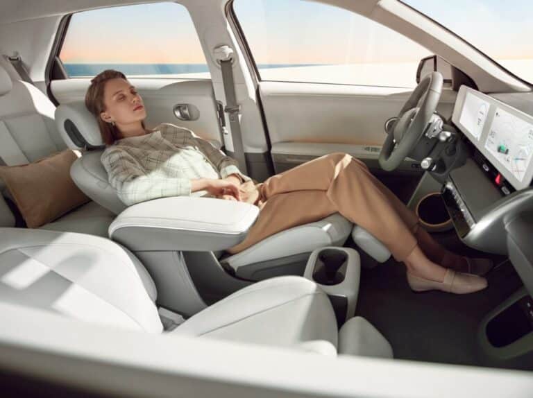 El interior de este automóvil presenta ventajas como su suelo plano, que permite cambiar la posición de los asientos delanteros y traseros para acomodarlos durante las pausas del trayecto.