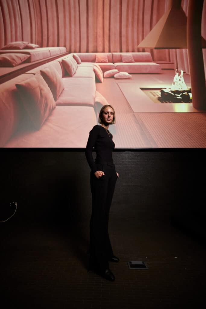 Alba de la Fuente posa ante uno de sus obras para el metaverso: la sala de estar de The Winter House, inspirada en el invierno. La foto ha sido tomada en las instalaciones de Roca Madrid Gallery.