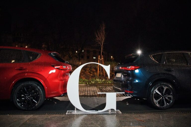 Dos modelos Mazda CX-60 daban la bienvenida a los asistentes al encuentro de artesanos desarrollado en Leclab Madrid.