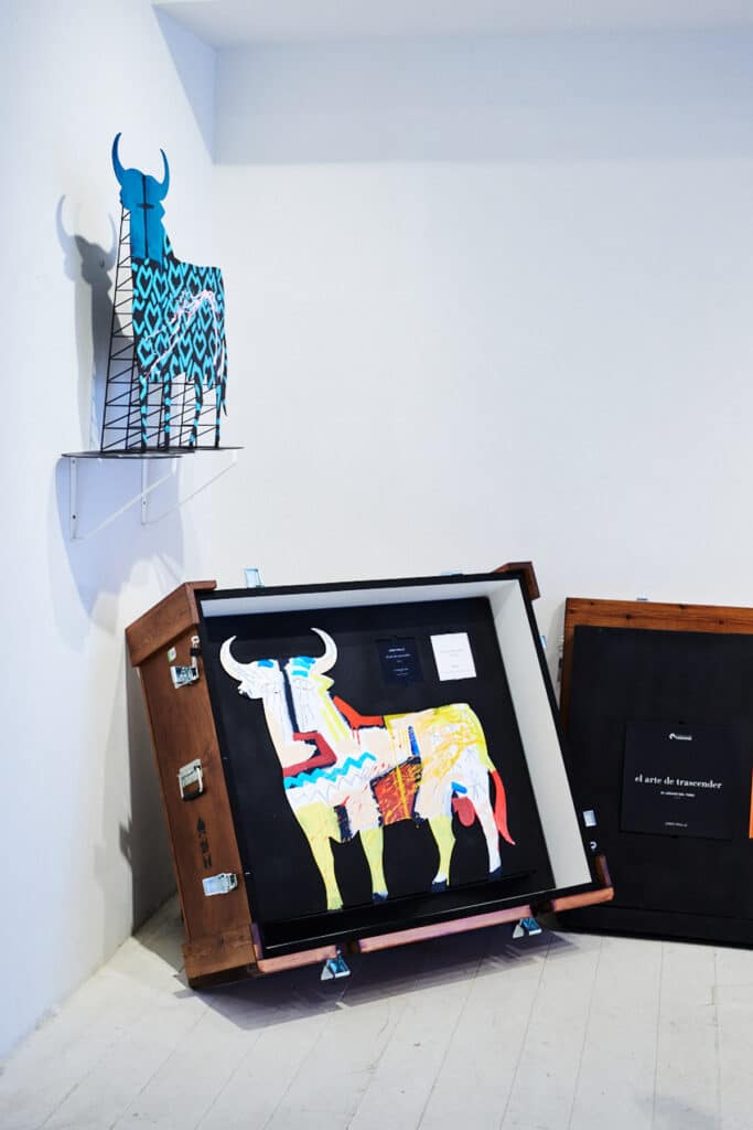 Cada obra se comercializa en una espectacular artbox que incluye además impresiones firmadas por el autor de los 65 toros, así como un libro en el que diversos artistas homenajean al toro de Osborne.