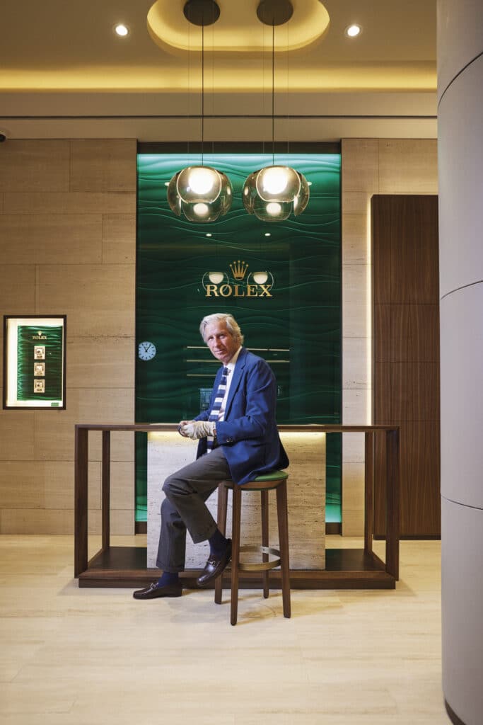 Yann Reznak posa a la entrada de la Boutique Rolex, que destaca por el mural verde esmeralda con un motivo de olas que evoca al icónico Oyster.