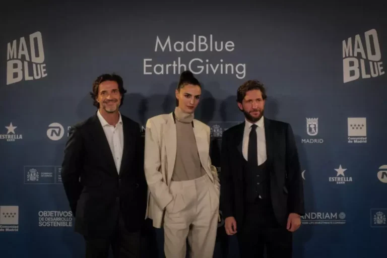 De izquierda a derecha, el empresario activista Javier Goyeneche, la modelo Blanca Padilla y Luís Prieto, fundador de MadBlue.