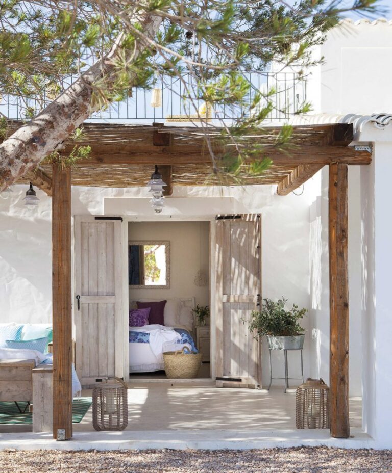 Rehabilitación de una antigua masía en la isla de Formentera para convertirla en una residencia unifamiliar.