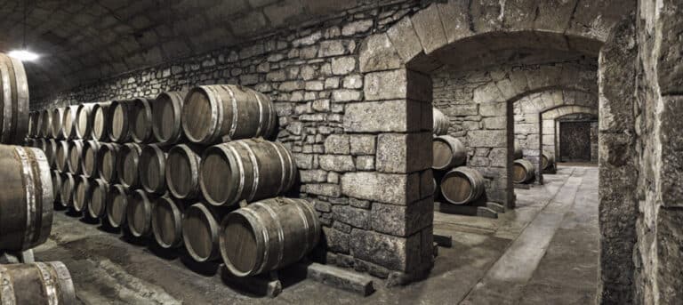 Barricas de roble francés en las bodegas donde Cosme Palacios comenzó a elaborar vinos hace más de cien años.