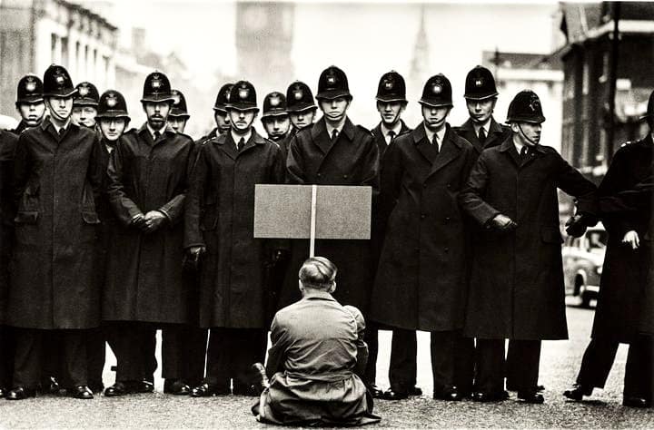 Un protestante en Whitehall rodeados de policías, de Don McCullin.