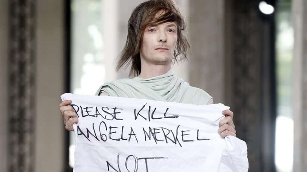 Un modelo de Rick Owens pide la muerte de Angela Merkel durante un desfile