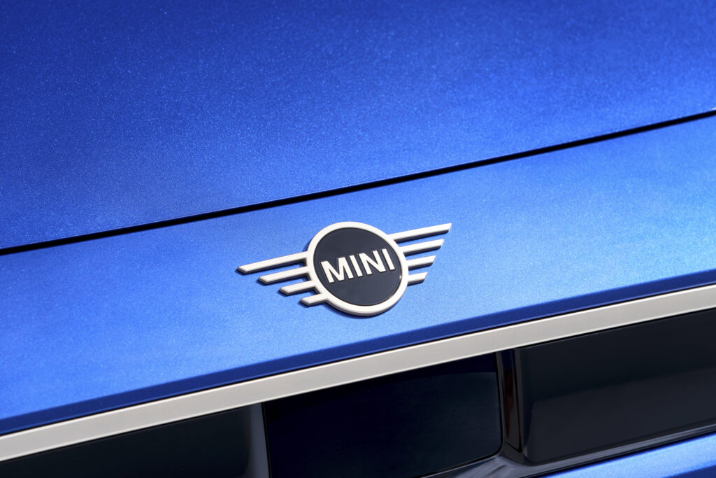 Detalle logo Mini Cooper eléctrico