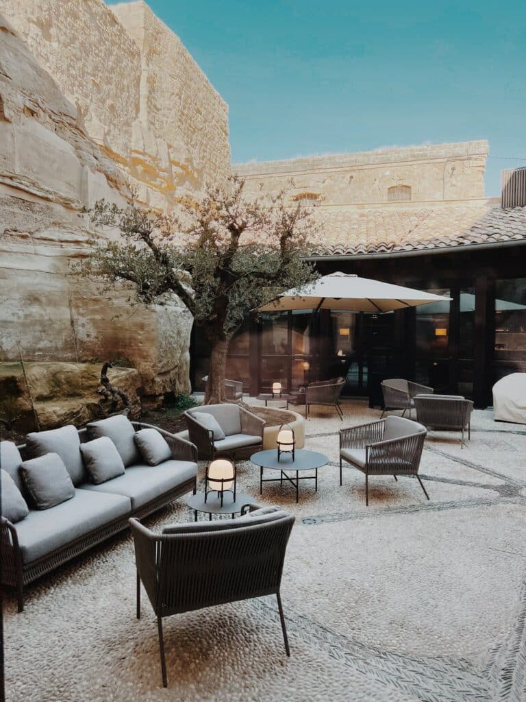 El patio es una de las estancias más relajantes del hotel, donde el visitante entra en contacto con la naturaleza y la historia del pueblo medieval.