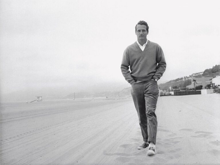 Paul Newman (Shaker Heights, Ohio, 1925 - Westport, Connecticut, 2008) pasea por la playa en una imagen tomada en torno a 1958.