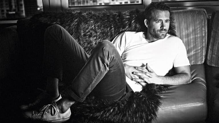 El actor Ryan Reynolds (Vancouver, Canadá, 1976) posa para una sesión de fotos en el año 2016 con un look tan básico como imprescindible: jeans, camiseta blanca y deportivas. 
