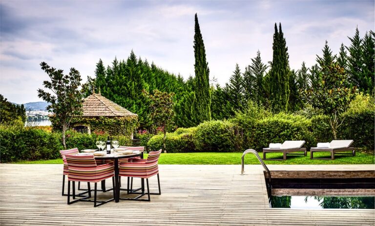 La terraza de una de las suites del Six Senses Douro Valley, en Portugal. 