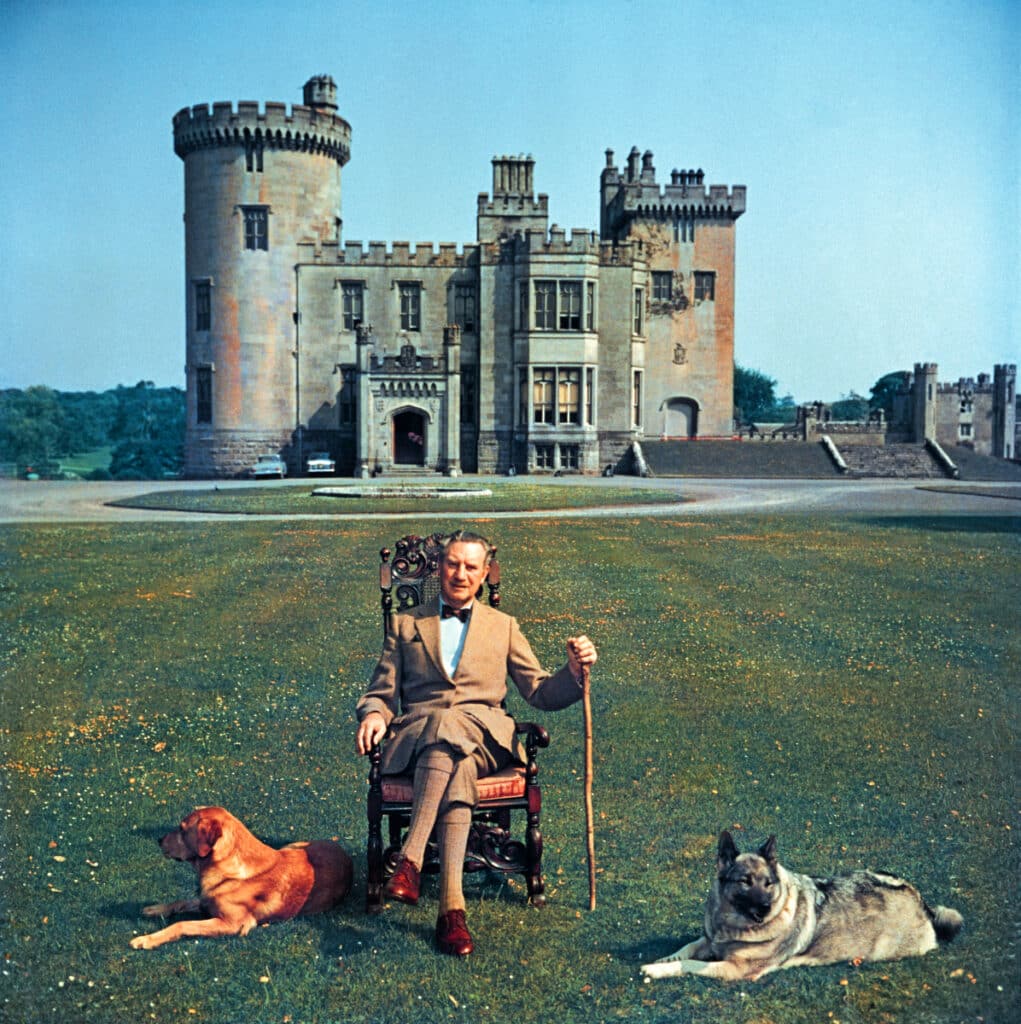 Donough Edward Foster O’Brien, 16º barón de Inchiquin, en Dromoland, Irlanda (1960), fotografiado por Slim Aarons.