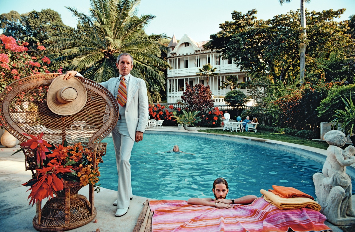 Lorenzo Carleton Peabody II y su hijo Thomas Peabody, fotografiados en la villa familiar, Boedecia, en Haití (1975), fotografiado por Slim Aarons.