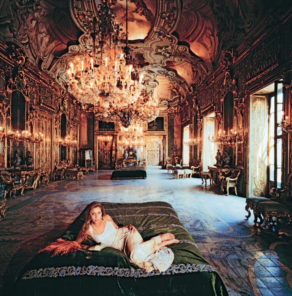 Stefanella Vanni Calvello di San Vincenzo, en el salón de los espejos del palacio familiar de Palermo (1984), fotografiada por Slim Aarons.