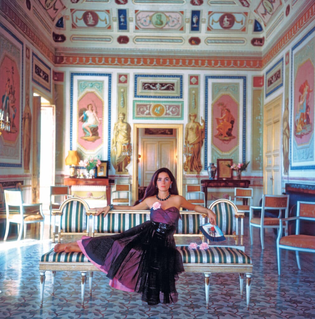 Anna Monroy di Giampireli, retratada en Villa Spedalotto, en Sicilia (1984)., fotografiada por Slim Aarons.