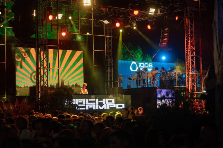 El palco de la marca está situado a escasos metros del escenario, ofreciendo a los usuarios adultos de IQOS una experiencia exclusiva junto a los renombrados artistas que actuarán en el festival.