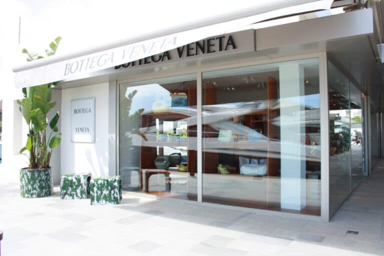 Fachada de la nueva boutique de Bottega Veneta en Marina Ibiza.