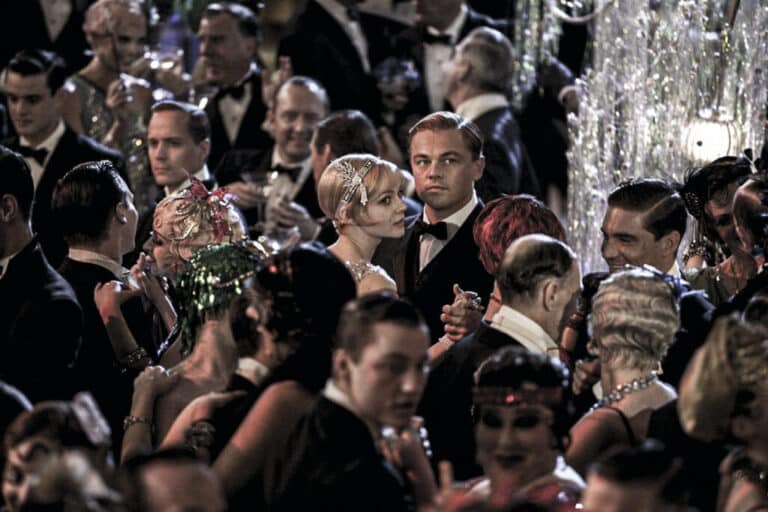 DiCaprio (Gatsby) baila con la actriz Cary Mulligan (Daisy Buchanan) en una escena de la película.