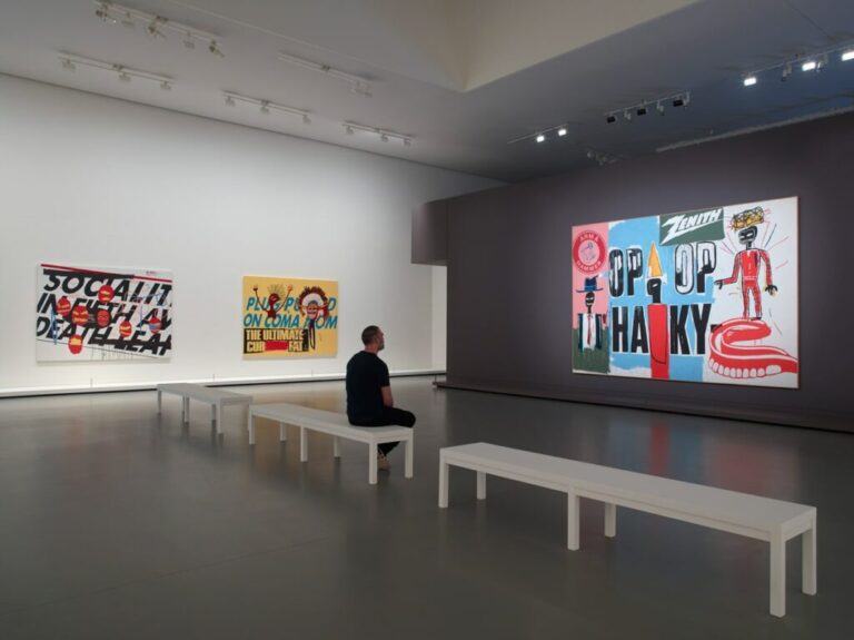Instalación en la Fundación Louis Vuitton de la muestra Basquiat x Warhol. Painting 4 Hands.