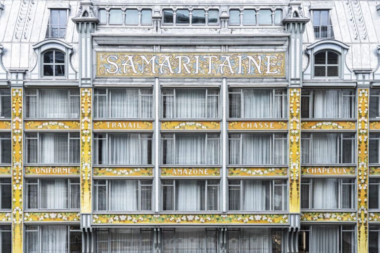 La fachada de estilo art nouveau que creara Frantz Jourdain a principios del siglo XX, que se desvela completamente restaurada.