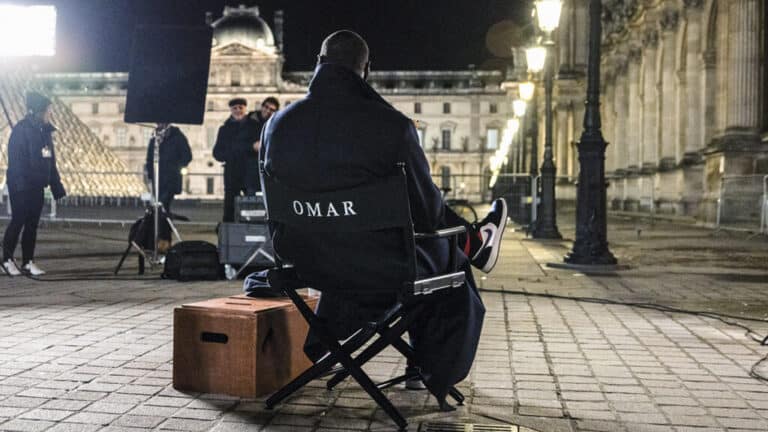 Omar Sy en el rodaje de Lupin, delante del Louvre, una de las localizaciones estrella de la serie.