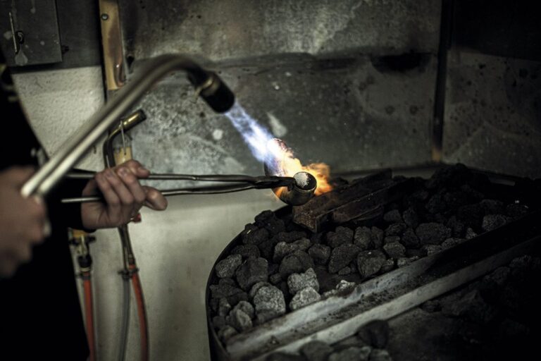 Imagen del proceso de moldeado y soldado, en las instalaciones de la fábrica en las afueras de París.