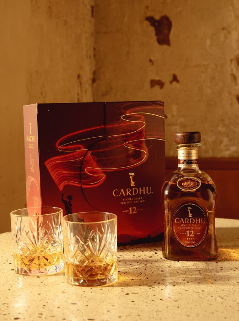 Presentado en un exclusivo estuche, Cardhu 12 es el regalo ideal para los sibaritas del whisky. (www.disfrutadeunconsumoresponsable.es Graduación: 40%).
