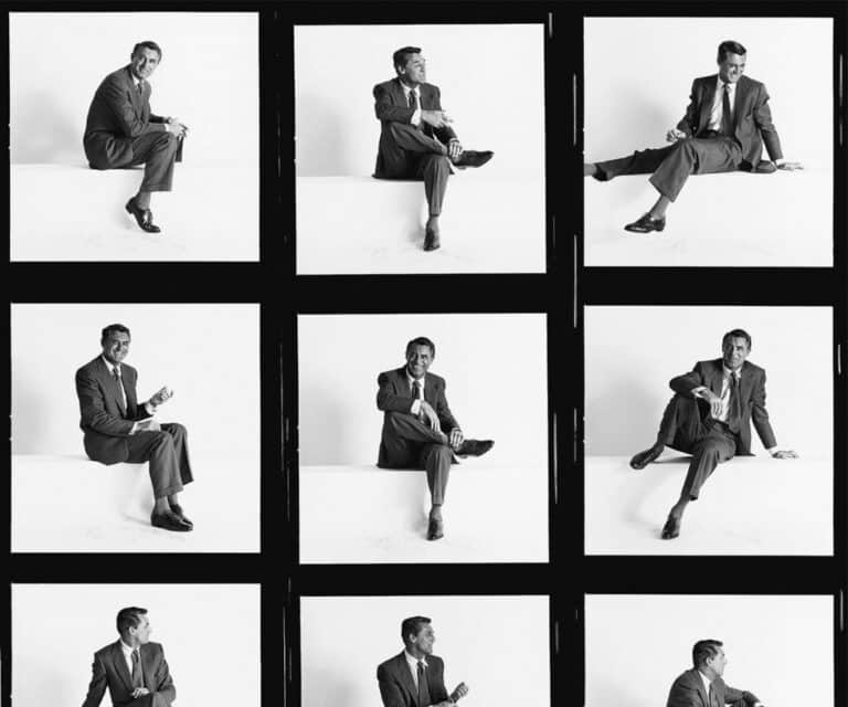 El actor Cary Grant posa para una rara y divertida sesión fotográfica de estudio, en el año 1955.