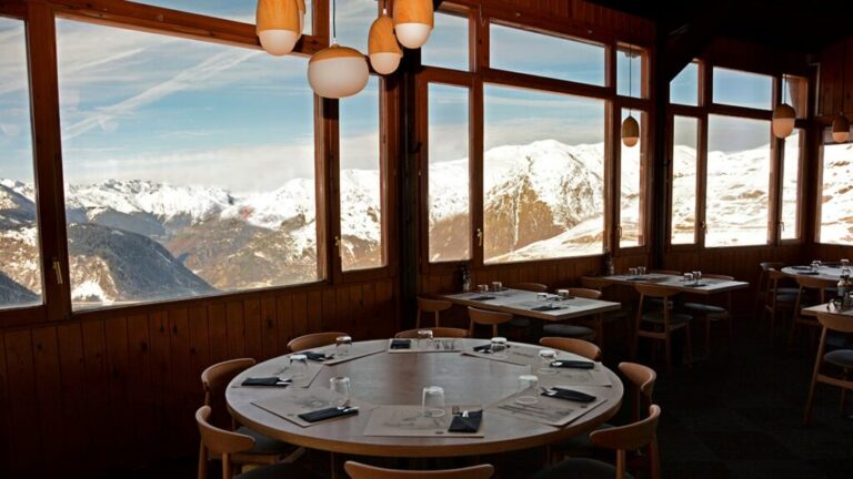 Aspecto del restaurante Cinco Jotas en Baqueira, con vistas al valle de Ara?n y al pie de las pistas de esqui?.