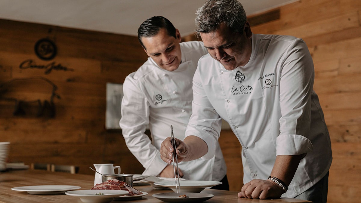Los chefs José Álvarez e Isaac Loya firman la 3º edición del menú Cinco Jotas By