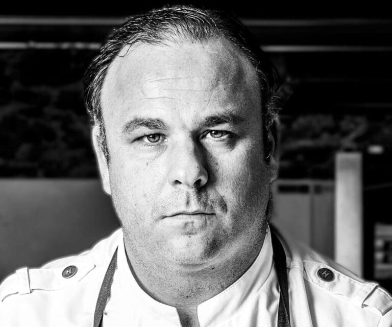 Ángel León ha convertido el  restaurante Aponiente en el centro de un laboratorio de investigación e innovación en torno al aprovechamiento culinario de los recursos del mar. El chef protagonizó la portada del número 171 de Gentleman, en marzo de 2019. 